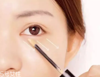 粉底先還是遮瑕先？最好先用粉底液