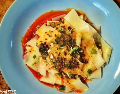阿寬紅油面皮泡不爛 里面含有膠？