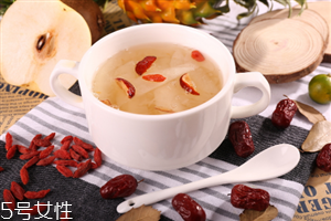 冰糖雪梨梨子能吃嗎？梨和什么一起煮著吃最好？