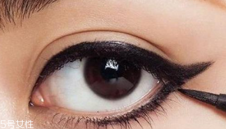 初學(xué)者怎么畫眼線好？教你如何正確畫完整眼妝