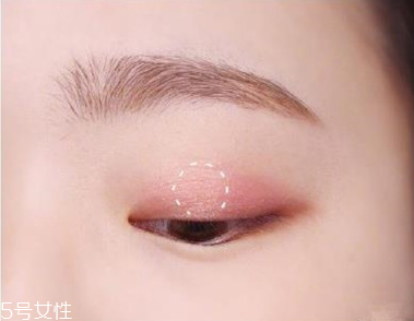 適合畫桃花妝的眼影有哪些？單眼皮桃花妝畫法步驟