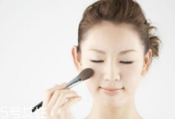 腮紅先還是散粉先？粉狀腮紅用在散粉之后