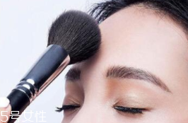 蜜粉可以用在唇部嗎？蜜粉可打造霧面雙唇
