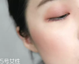 胭脂粉和腮紅膏哪個更好上色？胭脂粉適合油皮