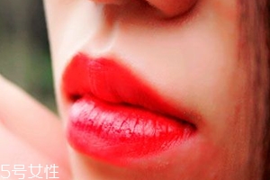 唇膏怎么涂出豐唇？唇中點珠光