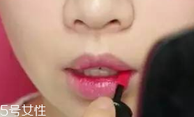 唇膏怎么涂出豐唇？唇中點珠光