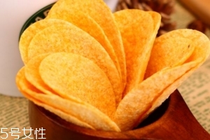 薯片掉到地上可以撿起來吃嗎？這樣衛(wèi)生嗎？