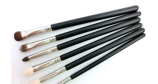 眼影刷和眼影棒哪個值得買？眼影刷水貂毛最好