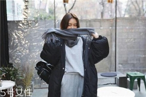 灰色圍巾配什么顏色的衣服好看？來跟著街拍達(dá)人學(xué)學(xué)