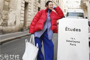 紅色羽絨服搭配什么鞋子？鞋子搭配也是關(guān)鍵