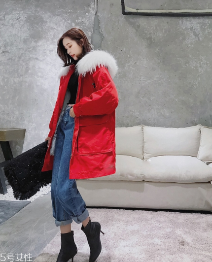 紅色羽絨服搭配什么鞋子？鞋子搭配也是關(guān)鍵