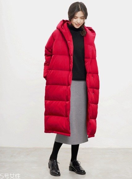 紅色羽絨服搭配什么鞋子？鞋子搭配也是關(guān)鍵
