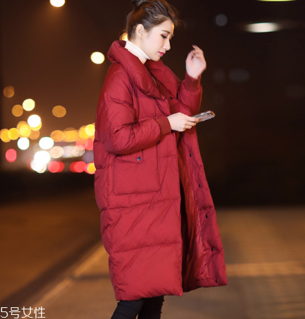紅色羽絨服里面穿什么？保暖時(shí)尚兩不誤