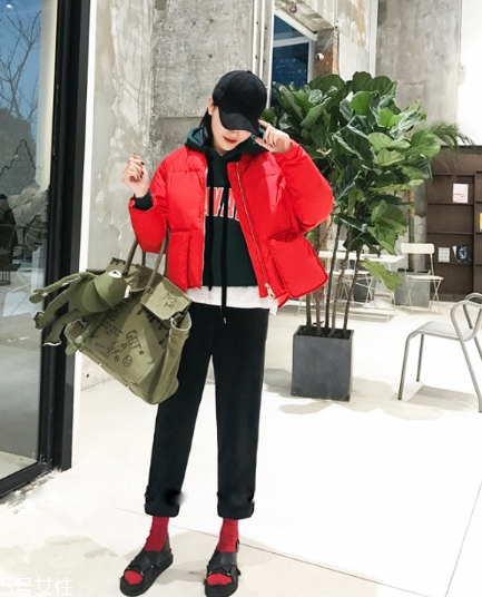 紅色羽絨服里面穿什么？保暖時(shí)尚兩不誤