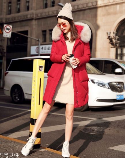 紅色羽絨服里面穿什么？保暖時(shí)尚兩不誤