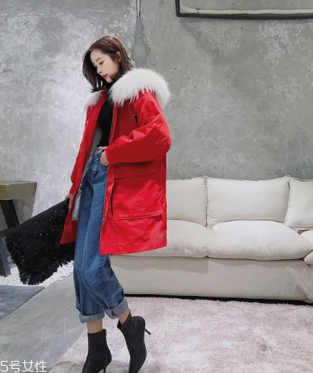 紅色羽絨服搭配什么褲子？四種混搭讓你潮范兒十足