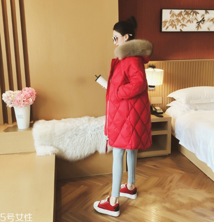 紅色羽絨服搭配什么褲子？四種混搭讓你潮范兒十足