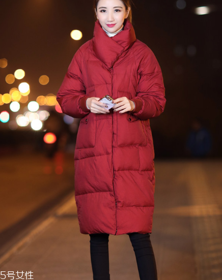紅色羽絨服搭配什么褲子？四種混搭讓你潮范兒十足