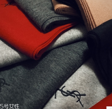 冬天圍巾什么顏色好看？為你推薦經(jīng)典款圍巾