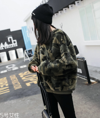 冬天衛(wèi)衣怎么穿更時髦？小心機(jī)教你把衛(wèi)衣穿出時尚感