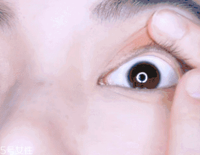 眼影需要卸妝嗎？閃亮海灘眼妝教程