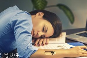 熬夜長(zhǎng)膘什么原因？疲勞使人食欲大開(kāi)