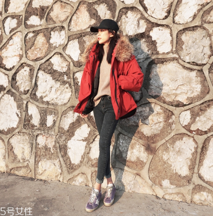 紅色羽絨服搭配什么顏色毛衣？色彩搭配不止黑白灰