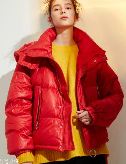 紅色羽絨服搭配什么顏色毛衣？色彩搭配不止黑白灰