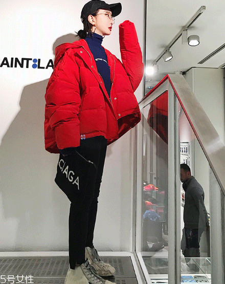 紅色羽絨服搭配什么顏色毛衣？色彩搭配不止黑白灰