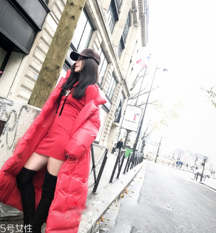 紅色羽絨服搭配什么顏色毛衣？色彩搭配不止黑白灰