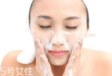潔面乳和洗面奶是一種產(chǎn)品嗎？洗面奶適合干皮