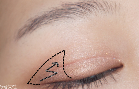 大地色眼影是什么顏色？上班族大眼妝教程