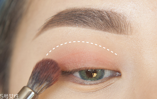 如何化妝使眼睛變大？落日線放大雙眼