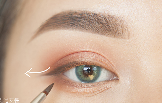 如何化妝使眼睛變大？落日線放大雙眼
