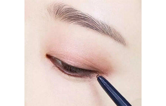 豆沙色眼妝怎么畫？超受歡迎的空氣眼妝畫法