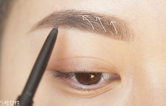如何化妝使眼睛變大？落日線放大雙眼