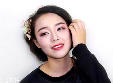 2018秋冬酒紅色眼妝怎么畫？神秘又有女人味的妝容