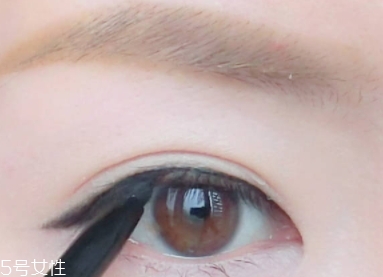 眼線膠筆怎么用？圖解眼線膠筆的畫法