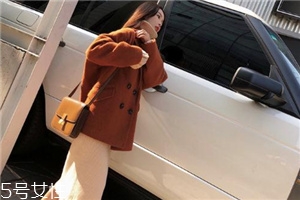 大衣粘毛是料子不好嗎？原來(lái)是這個(gè)原因