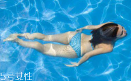 游泳時(shí)為什么尿意更重？心理生理雙重原因