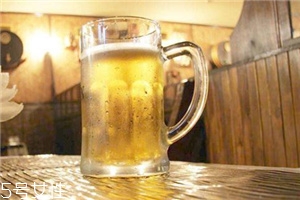 喝啤酒會豐胸嗎？不建議喝啤酒來豐胸
