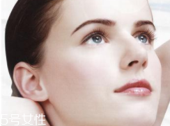 粉底液為什么溶妝？出油稀釋妝容
