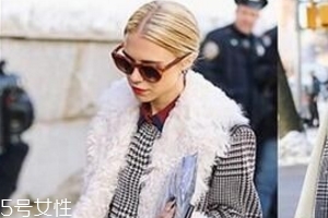 怎么挑選格子大衣？穿對了氣質(zhì)女就是你