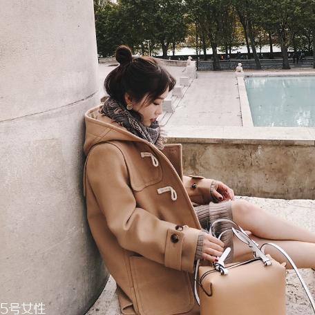 牛角扣大衣配什么褲子？教你穿出最美學(xué)院風(fēng)