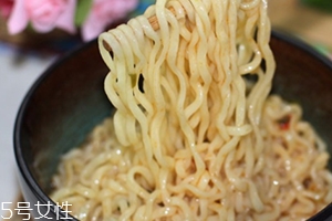 農(nóng)心辛拉面真的健康嗎？看看它非油炸的真面目
