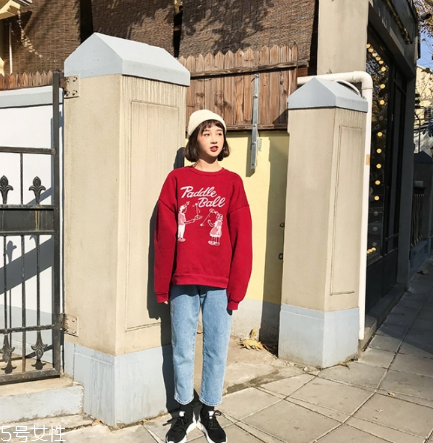 紅色衛(wèi)衣配什么褲子？休閑時(shí)尚兩不誤