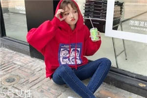 紅色衛(wèi)衣配什么褲子？休閑時(shí)尚兩不誤