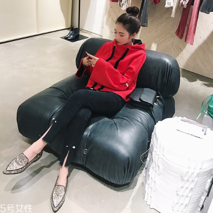 紅色衛(wèi)衣配什么褲子？休閑時(shí)尚兩不誤