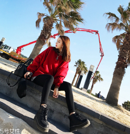 紅色衛(wèi)衣配什么褲子？休閑時(shí)尚兩不誤
