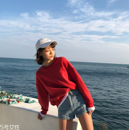 紅色衛(wèi)衣配什么褲子？休閑時(shí)尚兩不誤